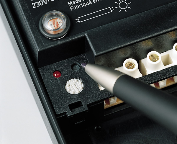 Vignette 2 produit Interrupteur cr�pusculaire NightMatic 3000 Noir | Ref : 550516       